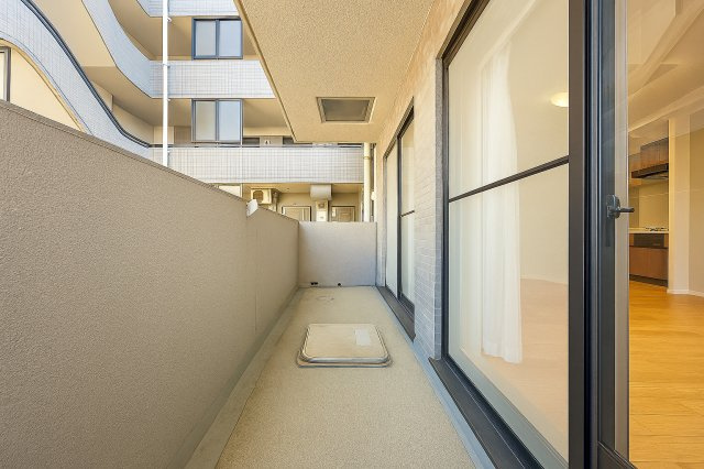 コスモ柴又駅前のバルコニー|やわらかな風がそっと頬をなで、空の広がりが日常を包み込むバルコニー。朝の光に目を細めたり、夕暮れの空にひと息ついたり──心がほどけるひとときが、ここにはあります。