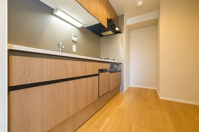 コスモ柴又駅前のキッチン|毎日の料理が楽しくなる、機能的でスタイリッシュなキッチン。収納も豊富で、すっきりとした空間を保ちながら、家族との会話が自然と生まれる心地よい場所です。