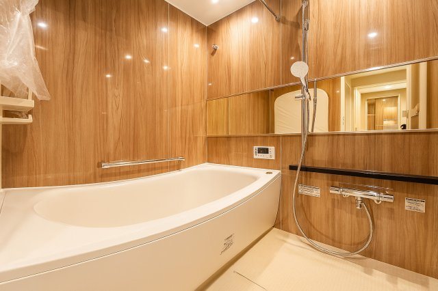 コスモ柴又駅前の浴室|家族みんなの疲れをやさしく包み込む、広々とした癒しのバスルーム。ゆったりとくつろげる空間で、日々のストレスもすっと解きほぐされる、心身ともにリラックスできるひとときをお届けします。