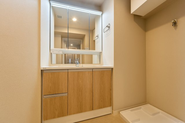 コスモ柴又駅前の独立洗面台|明るい洗面スペースは、使いやすさを徹底的に追求した設計です。忙しい朝も快適に自然と笑顔がこぼれる心地よいひとときを叶えます。毎日の身支度がスムーズに整う、家族みんなに優しい空間です。