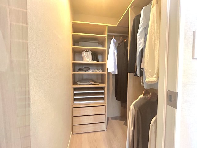 晴海アイランドトリトンスクエアビュータワーの収納|～Closet～
各部屋に収納が付いており冬物や夏物、スーツケースなども全部まとめて収納もできますのでお部屋を広く開放的にお使いいただけます。