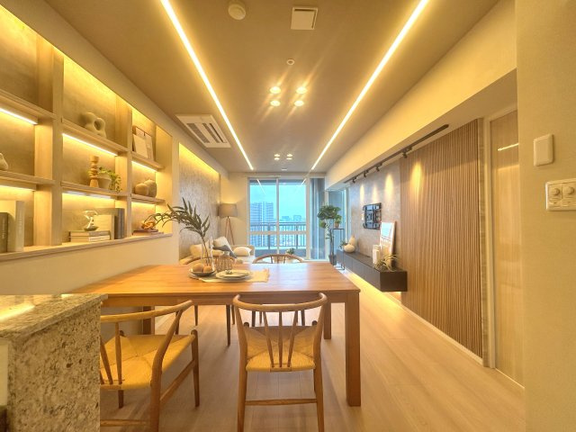 晴海アイランドトリトンスクエアビュータワーの居間・リビング|～Ｌiving room～
優しくリビングに注ぐ日差しはまるで「陽だまり」の様な暖かさ。高い断熱性は床暖房やエアコンを使いすぎず快適な居住空間を創造しています。