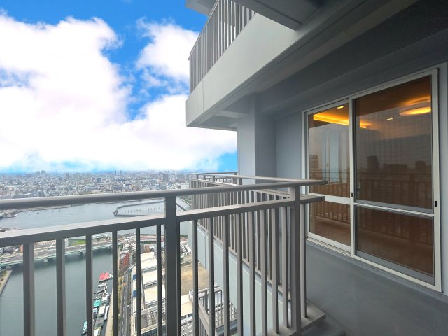 晴海アイランドトリトンスクエアビュータワーの展望|高層階ならではの見渡す限りの青空が広がっています。周辺の建物より高い位置にございますので、一日中お部屋に陽当たりが降り注ぎます。