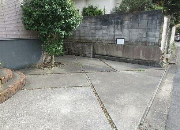 オクテッドビーの駐車場