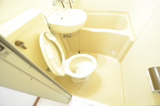 浴室内にトイレがあります♪