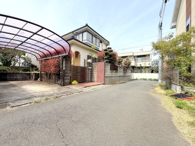 国分寺市東元町2丁目　建築条件付き売地の前面道路含む現地写真|古屋付き時の現地写真！更地で２区画になります。