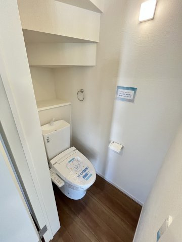 【内装】 | 福岡市早良区重留1丁目5期　4号棟（全4棟）【仲介手数料無料・0円】 | 施工例。1階のトイレです。施工例は完成時と異なる場合があります。