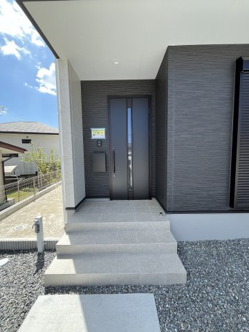 【玄関】 | 福岡市早良区重留1丁目5期　4号棟（全4棟）【仲介手数料無料・0円】 | 施工例。施工例は完成時と異なる場合があります。