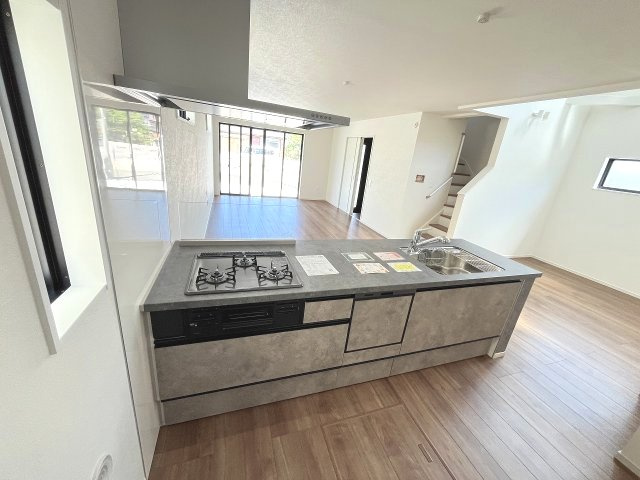 【キッチン】 | 福岡市早良区重留1丁目5期　4号棟（全4棟）【仲介手数料無料・0円】 | 施工例。施工例は完成時と異なる場合があります。
