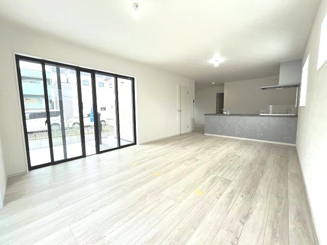 【居間・リビング】 | 福岡市早良区重留1丁目5期　4号棟（全4棟）【仲介手数料無料・0円】 | 現地写真。