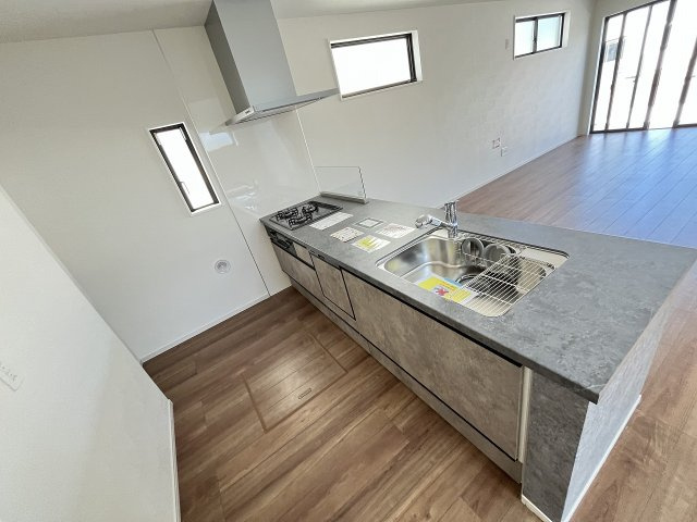 【キッチン】 | 福岡市早良区重留1丁目5期　4号棟（全4棟）【仲介手数料無料・0円】 | 施工例。施工例は完成時と異なる場合があります。