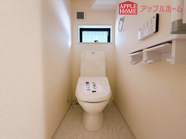 [新築住宅] 熊谷市月見町 第3 全1棟のトイレ|白を基調とした清潔感のある明るい空間。温水洗浄便座付きで、毎日快適・清潔に使用できます。操作しやすい壁面リモコンを採用しています。
