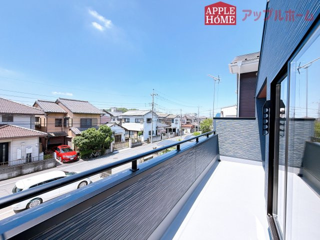 [新築住宅] 熊谷市月見町 第3 全1棟のバルコニー|家族分の洗濯物もしっかり干せます。日当たりも良く、毎日のお洗濯が楽しくなりそう♪お布団は手軽に干せていつもポカポカに☆