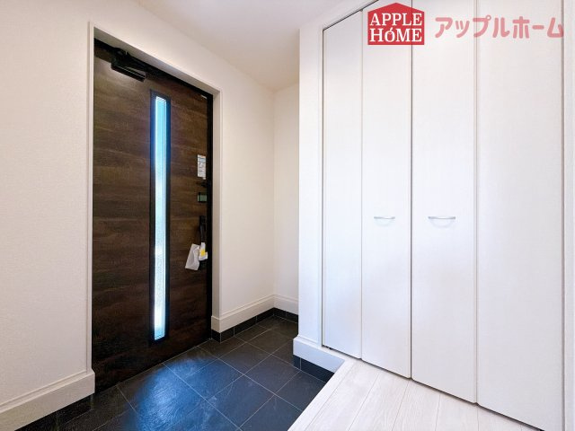[新築住宅] 熊谷市月見町 第3 全1棟の玄関|明るく清潔感のある玄関でお客様を迎えるスペースをパッと明るい印象に！大容量の収納力で大家族の履物もすっきり収納できます♪