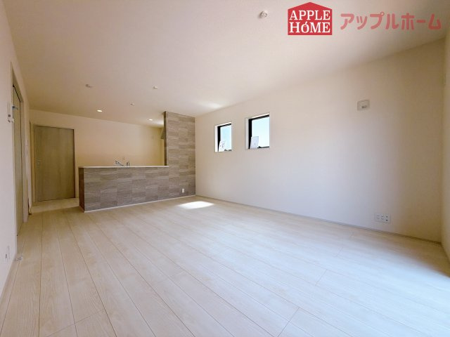 [新築住宅] 熊谷市月見町 第3 全1棟の居間・リビング|広々リビング×対面キッチンで家族の会話も弾みます♪家族団らんの秘訣は間取りにあり☆夢のマイホームを一緒に叶えましょう！
