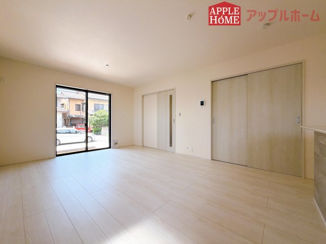 [新築住宅] 熊谷市月見町 第3 全1棟の居間・リビング|窓から差し込む光で家族を温かく包み込みます。明るいリビングで子育てする喜びを☆いつでも見学可能です！