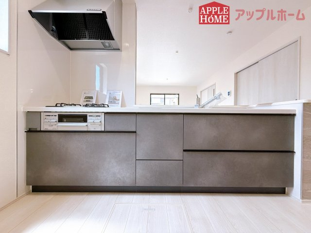 [新築住宅] 熊谷市月見町 第3 全1棟のキッチン|キッチンから部屋中が見守れるので、小さなお子様がいるご家庭でも安心です。シンプル×ナチュラルな温かい空間は、どんなスタイルの家具も合わせやすいお部屋です。