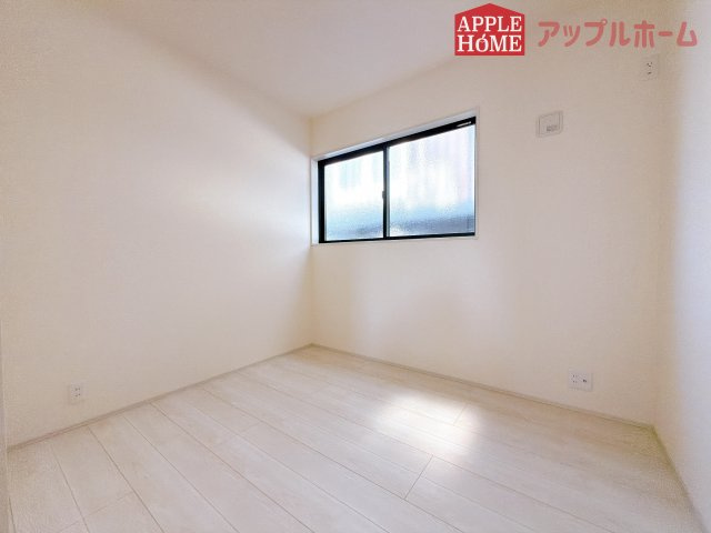 [新築住宅] 熊谷市月見町 第3 全1棟の洋室|広々とした居住空間は日々の暮らしを彩り、心のやすらぎと満足感を与えてくれます。通風と採光を考慮した設計は子供たちはのびのび育ち、家族でくつろぎと団らんを生み出します。
