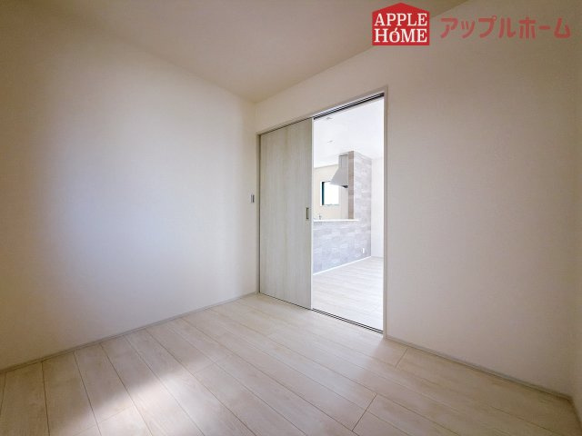 [新築住宅] 熊谷市月見町 第3 全1棟の洋室|広々とした居住空間は日々の暮らしを彩り、心のやすらぎと満足感を与えてくれます。通風と採光を考慮した設計は子供たちはのびのび育ち、家族でくつろぎと団らんを生み出します。