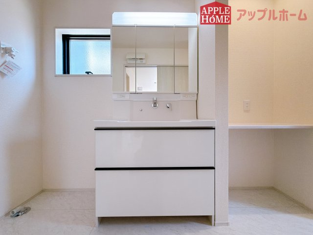 [新築住宅] 熊谷市月見町 第3 全1棟の独立洗面台|三面鏡付きの洗面化粧台ですので、たっぷりと収納いただけます。白を基調とした清潔感のある快適空間です。毎日の身支度も気持ち良くお使い頂けます！！