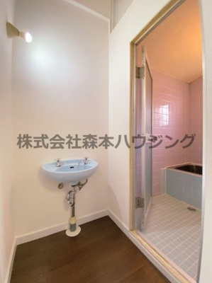 【洗面所】 | 　マンション花園 | 脱衣スペースもあります