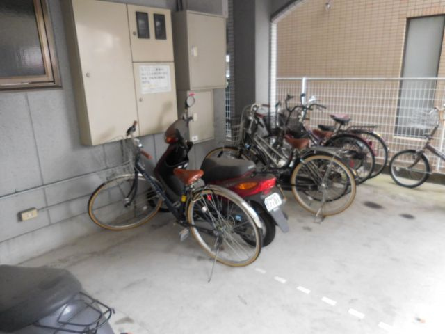 メゾンプリムローズの駐車場