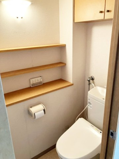 【トイレ】 | ドリームアベニュー札幌西 | トイレは吊戸棚の他に、幅広い使い方のできる棚があります♪