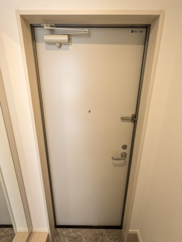 セブンシーズン栄生の玄関