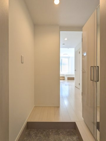 セブンシーズン栄生の玄関