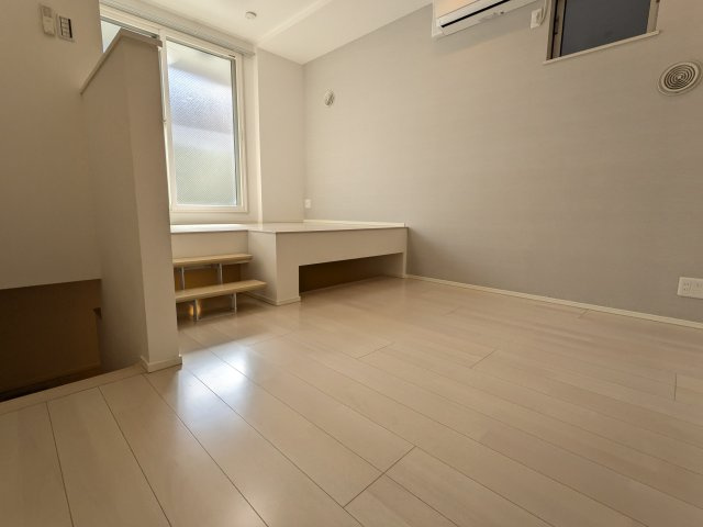 セブンシーズン栄生の居間・リビング