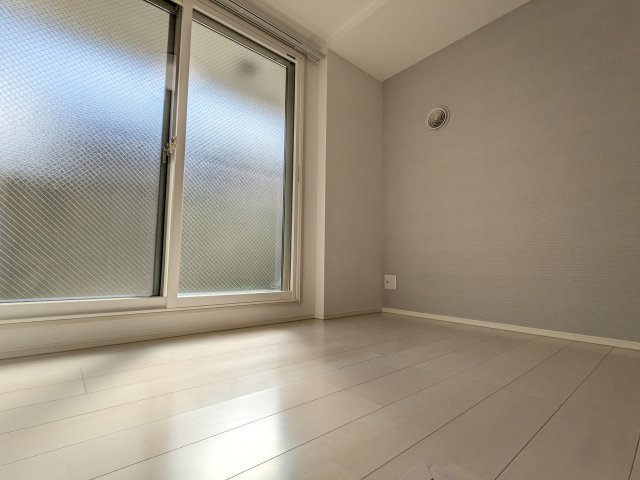 セブンシーズン栄生の洋室