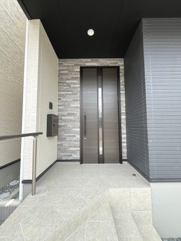 【玄関】 | 福岡市博多区那珂1丁目1期　2号棟（全2棟）【仲介手数料無料・0円】 | 施工例。施工例は完成時と異なる場合があります。