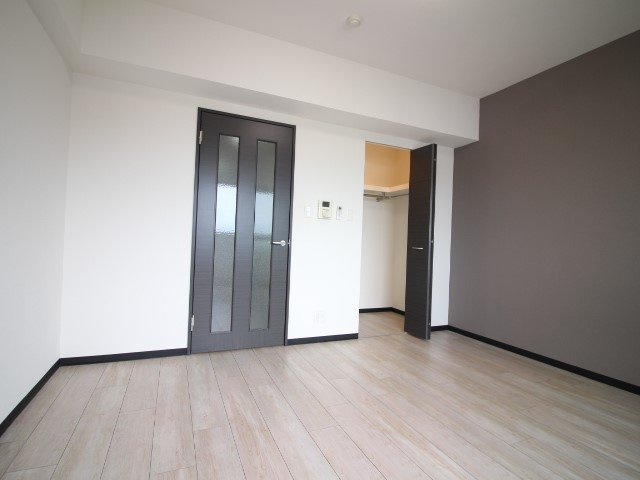 千波BLD.の居間・リビング|ウォークインクロゼット採用。8.2帖の広々とした洋室