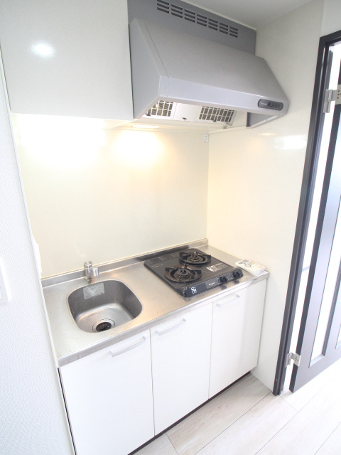 千波BLD.のキッチン|システムキッチン設置。上下に収納がある便利な調理スペース