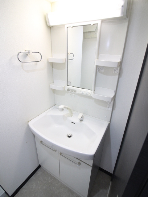 千波BLD.の独立洗面台|独立洗面化粧台完備。脱衣スペースもあり朝の準備が快適