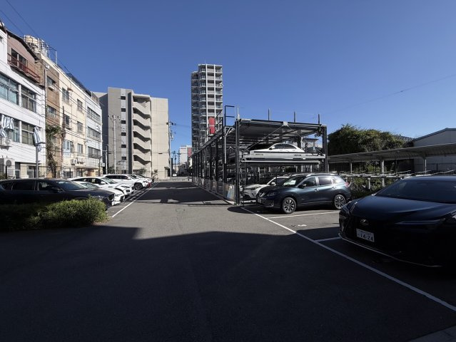 プレサンスTHE神戸の駐車場