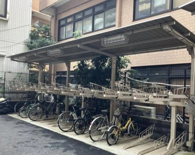 【駐輪場】 | フェルクルールプレスト池袋WEST | 屋根付きの駐輪場となっていますので、雨の日でも大切な自転車が濡れずに済みます。
