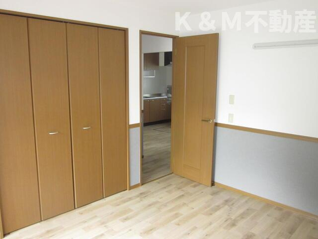 ファミーユ宮前Ａ棟の寝室|広くて明るい寝室