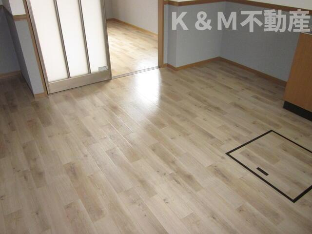 ファミーユ宮前Ａ棟のその他|床材も明るい白木目調た 