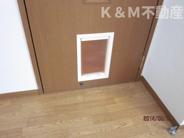 ファミーユ宮前Ａ棟の設備|ドアにはペット用のくぐり戸付き 