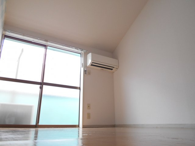 エクセル市川の洋室