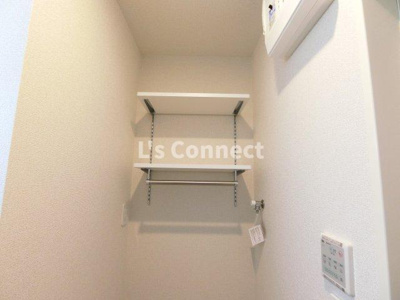 【設備】 | セピアⅢ | 洗濯機置き場の上にも棚があります。