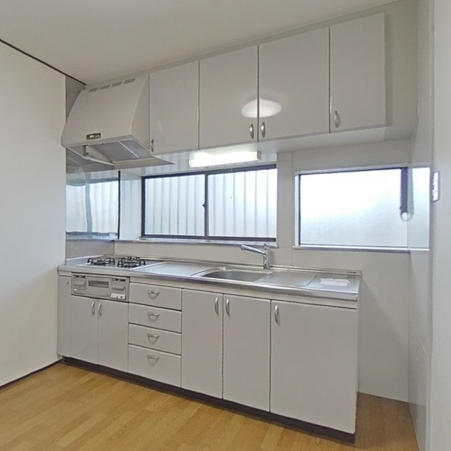岐阜市上川手の一戸建てのキッチン|システムキッチン（三口コンロ）