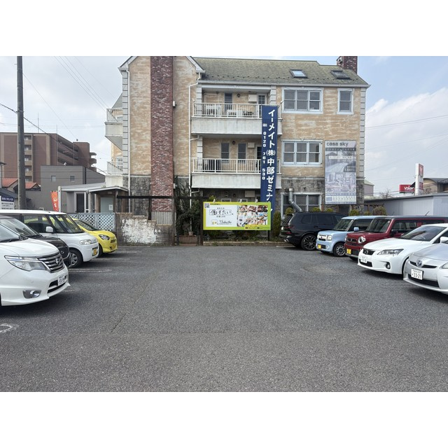 岐阜市鷺山新町の事務所の駐車場