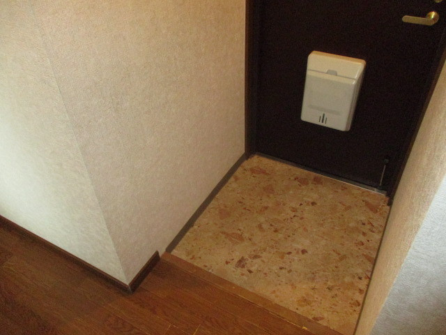 フクイマンションの玄関