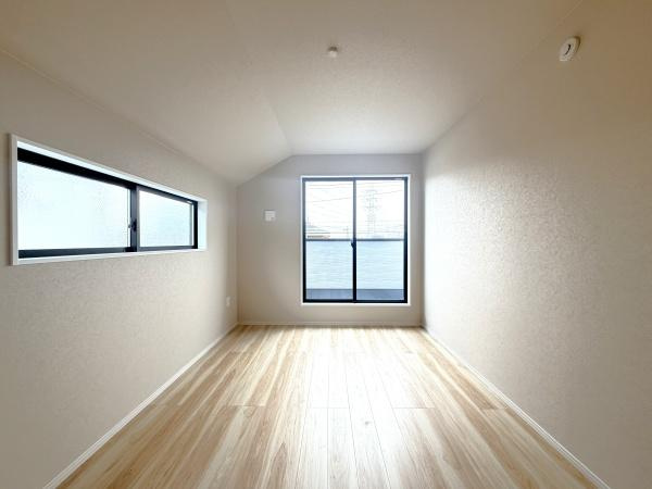 横浜市青葉区あざみ野南４丁目の新築一戸建の洋室|二面採光の明るく、落ち着きのある洋室！
休日はこちらでおくつろぎ下さい♪