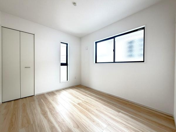 横浜市青葉区あざみ野南４丁目の新築一戸建の洋室|クローゼットもあるので収納にも困りません！
荷物が多い方にも安心です。