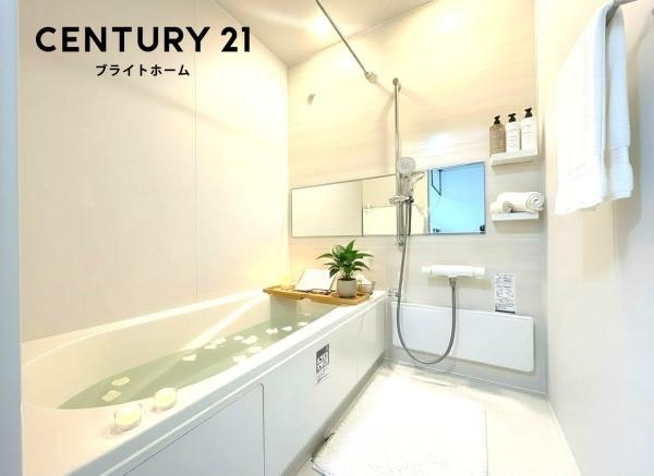 横浜市青葉区あざみ野南４丁目の新築一戸建の浴室|窓付きの浴室です。
このバスルームで一日の疲れを癒してください！
※家具等はCGでの参考レイアウトです。