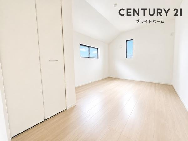 横浜市青葉区あざみ野南４丁目の新築一戸建の洋室|クローゼットもあるので収納にも困りません！
荷物が多い方にも安心です。