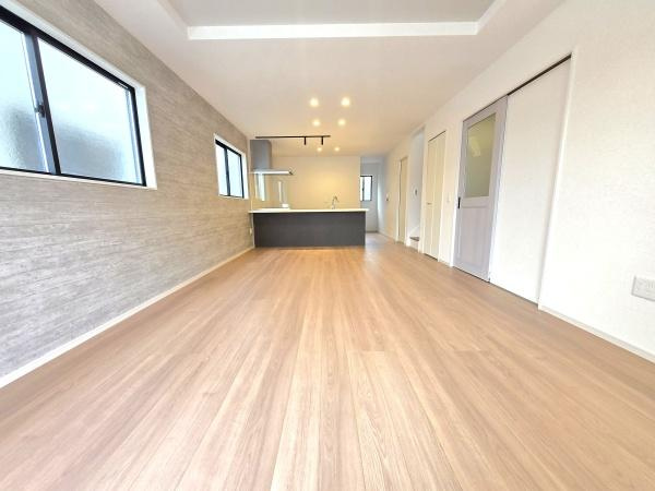 横浜市青葉区あざみ野南４丁目の新築一戸建の居間・リビング|家族が自然と集まるリビングは
落ち着きのある空間です♪